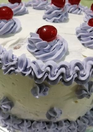 Una foto de Torta lila con chantilly