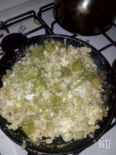 Una foto de Revuelto de fideo con brócoli..súper fácil
