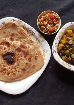લીલી ડુંગળી અને બટાકા નું શાક (Lili Dungri Bataka Shak Recipe In Gujarati) રેસીપી મુખ્ય ફોટો