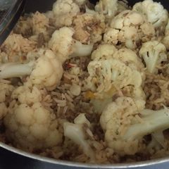 Dirty rice covered in cauliflower A picture of Dirty rice covered in cauliflower.