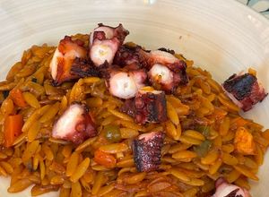 Una foto de Orzo marinera con pulpo