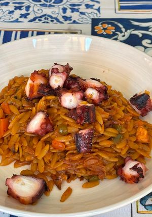 Una foto de Orzo marinera con pulpo