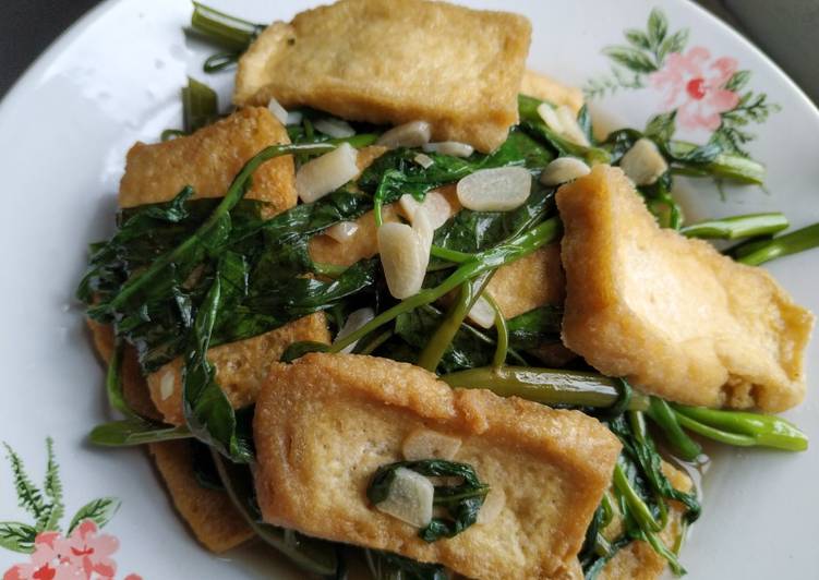 Cara mudah meracik Tumis Kangkung dan Tahu (Stir Fried Water Spinach and Tofu) yang Lezat