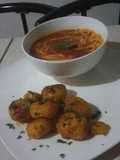 Pasta con salsa roja y papas salteadas