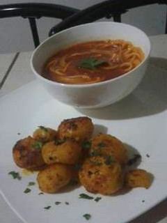 Una foto de Pasta con salsa roja y papas salteadas