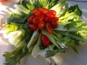 Una foto de apio tomate cherry