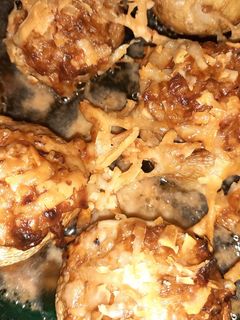 Una foto de Champiñones gratinados  🍄con  tocino y queso 🧀