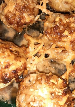Una foto de Champiñones gratinados 🍄con tocino y queso 🧀