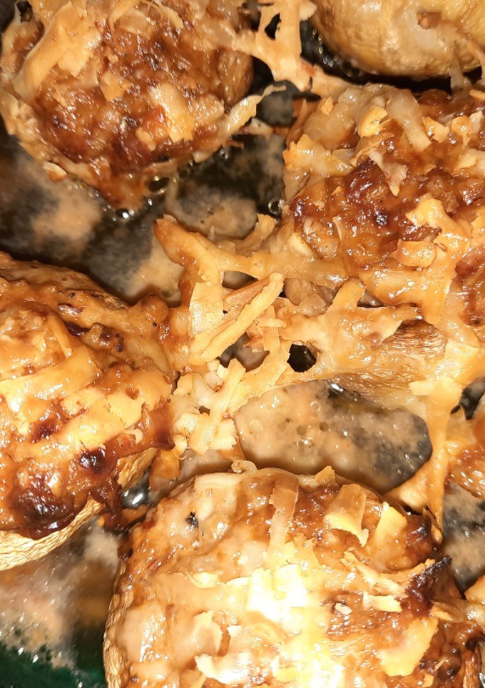 Una foto de Champiñones gratinados  🍄con  tocino y queso 🧀