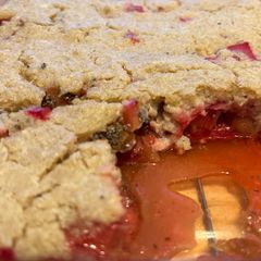 A picture of Strawberry Rhubarb Baked Oatmeal Chia Pudding.