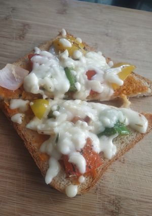 વેજ ચીઝ ઓપન ટોસ્ટ(Veg Cheese Open Toast Recipe in Gujarati) રેસીપી મુખ્ય ફોટો