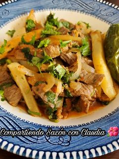 Una foto de Bistec con papas en su jugo🌺