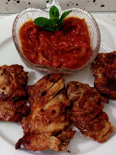 Una foto de Pollo al ajillo y tomate frito