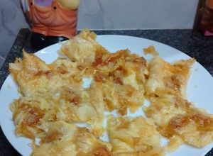 Una foto de Fainá con Cebolla Caramelizada y Queso dambo 🇺🇾