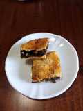 Empanada de morcilla, pera y piñones