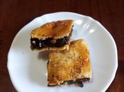 Una foto de dulces con masa de empanada