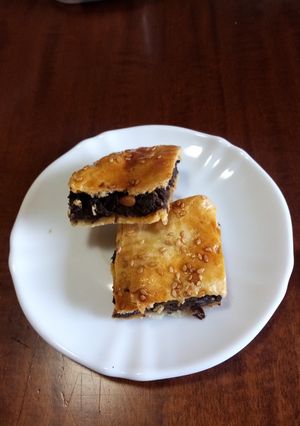 Foto principal de Empanada de morcilla, pera y piñones