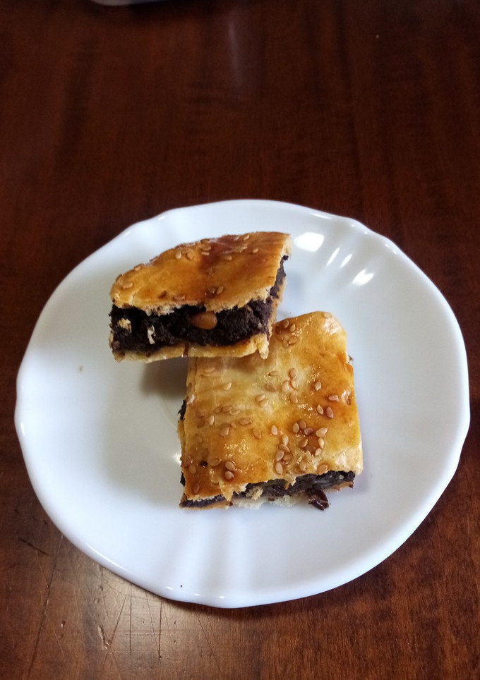 Una foto de Empanada de morcilla, pera y piñones