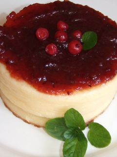 Una foto de Pastel de queso con grosellas