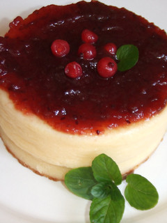 Una foto de Pastel de queso con grosellas