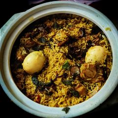 A picture of Chicken biryani in pressure cooker.
