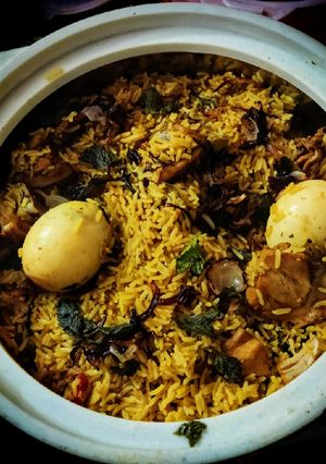 A picture of Chicken biryani in pressure cooker.