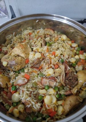 Una foto de Arroz con pollo y tocino