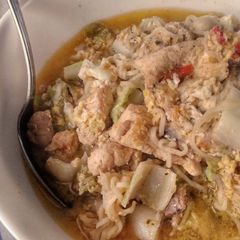 A picture of Seblak Mie / Noodle and Chicken in Sand Ginger Broth.