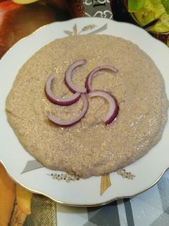 صورة لوصفة الرنجة بالطحينة مع شرائح البصل 😋❤️