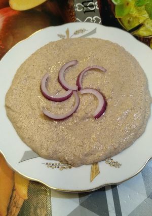 صورة لوصفة الرنجة بالطحينة مع شرائح البصل 😋❤️