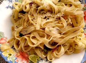 Una foto de Tagliatelle con brócoli, panceta y crema