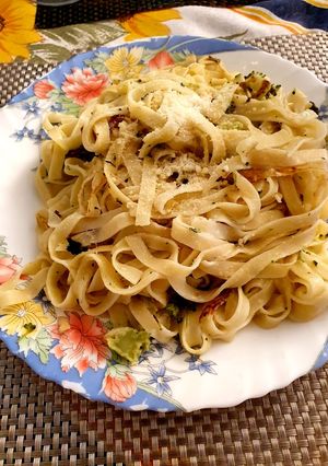 Una foto de Tagliatelle con brócoli, panceta y crema