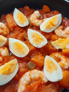 Una foto de Huevos con langostinos y verduras