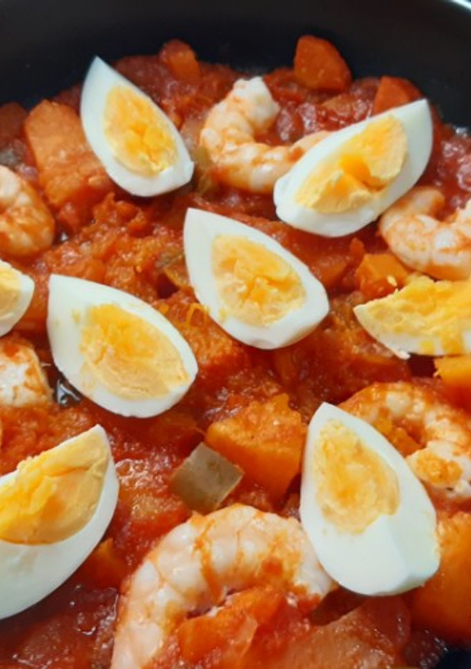 Una foto de Huevos con langostinos y verduras
