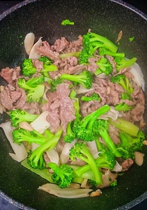 Hình của món Hoa lơ xào thịt bò và nấm.