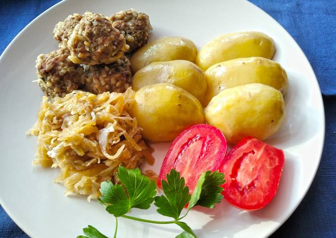 Ужин с тефтелями и тушеной капустой