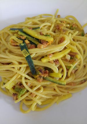 A picture of Spaghetti with speck, courgette and pumpkin flowers.