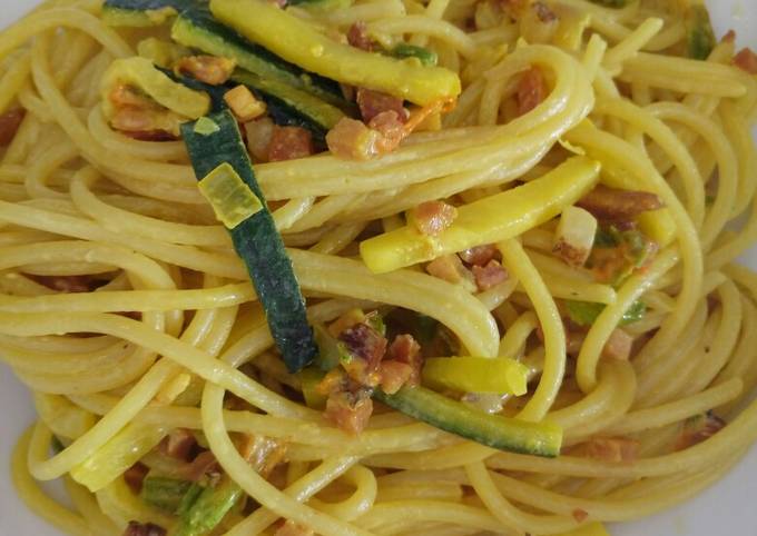 Spaghetti with speck, courgette and pumpkin flowers