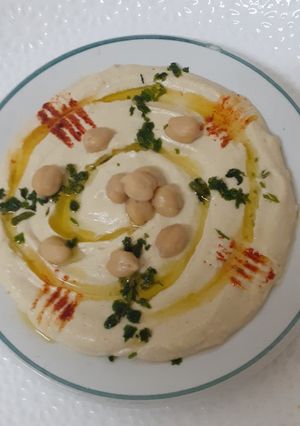A picture of Musabaha with Chickpeas.