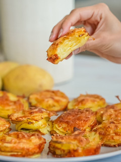Una foto de Milhojas de patata y queso