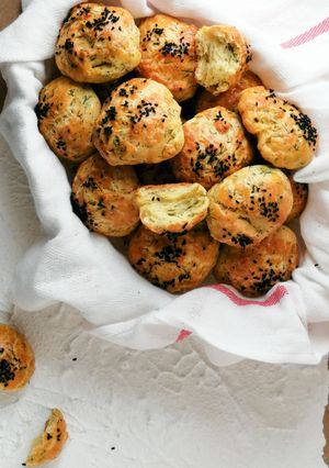 Medvehagymás pogácsa recept fotója