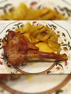 Una foto de Paletilla de cordero lechal asada con patatas panaderas