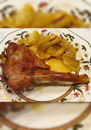 Una foto de Paletilla de cordero lechal asada con patatas panaderas