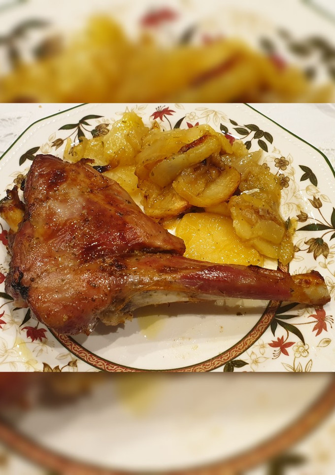 Una foto de Paletilla de cordero lechal asada con patatas panaderas