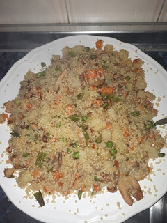 Una foto de Quinoa con verduras y champiñón