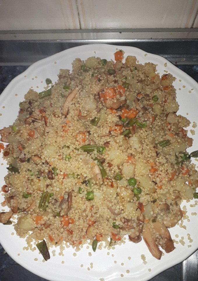 Una foto de Quinoa con verduras y champiñón