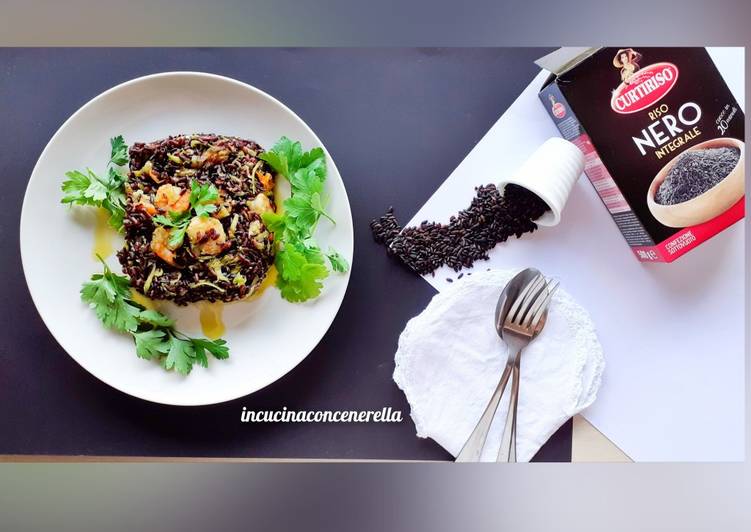 RISO NERO CON ZUCCHINE GAMBERI E POMODORINI DELL'ORTO