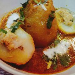 A picture of Stuffed potato in gravy.