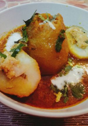A picture of Stuffed potato in gravy.