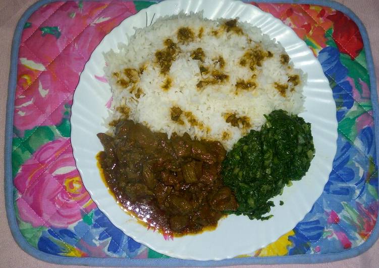 Coconut rice with steamed spinach and beef stew